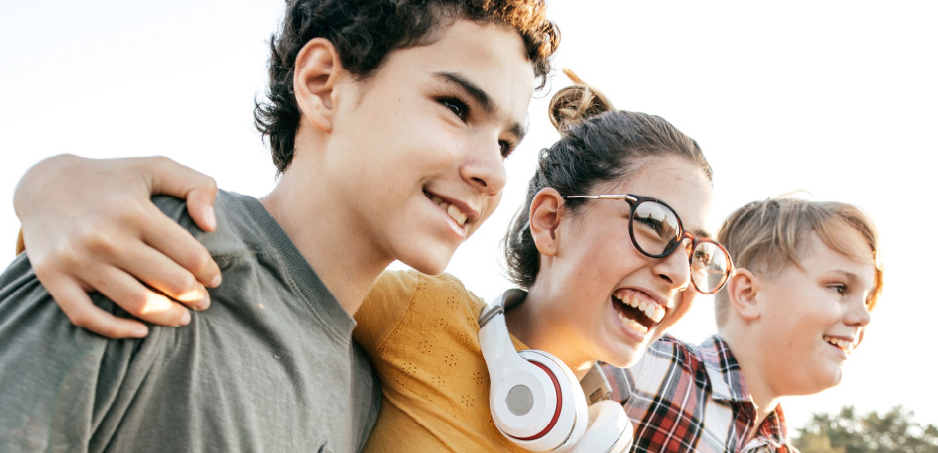 gruppo di adolescenti felici e sorridenti