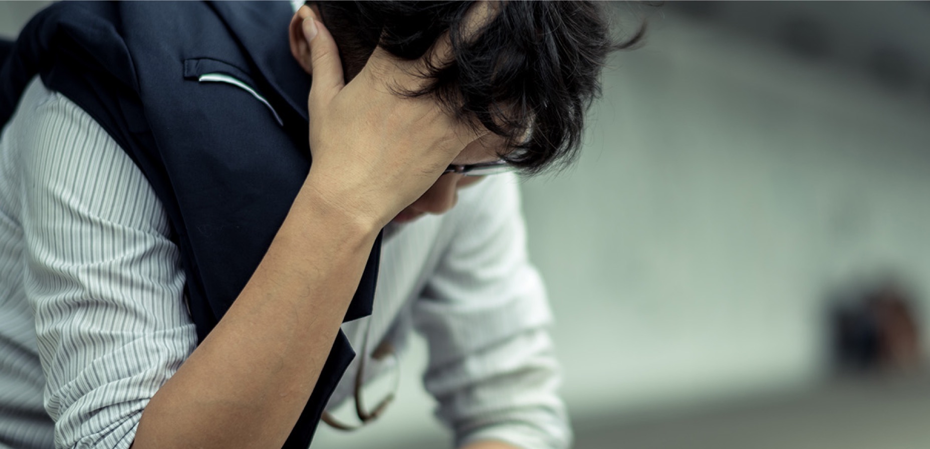 ragazzo giovane affaticato si sorregge la testa con la mano